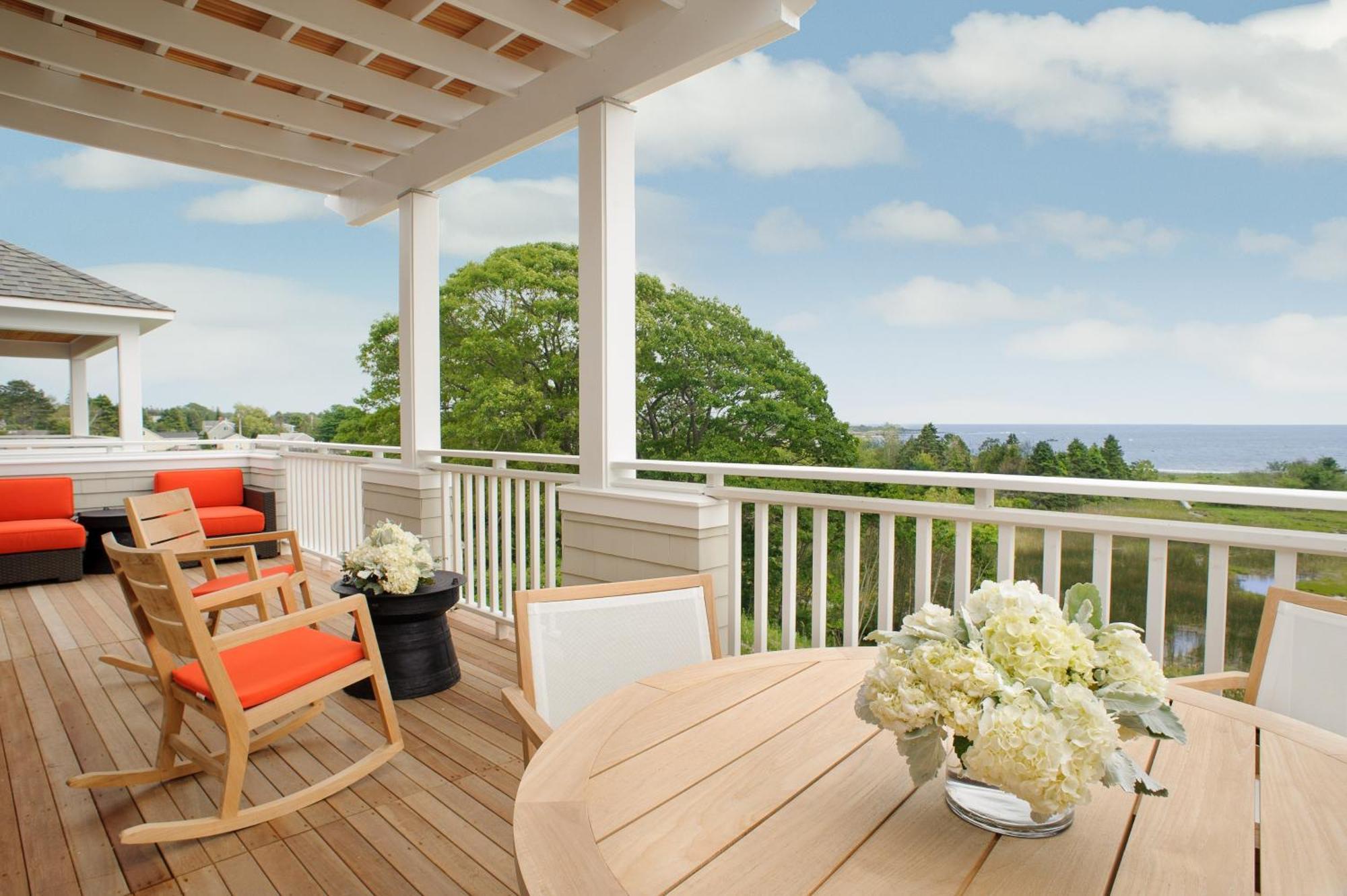 Hotel By The Sea 2*